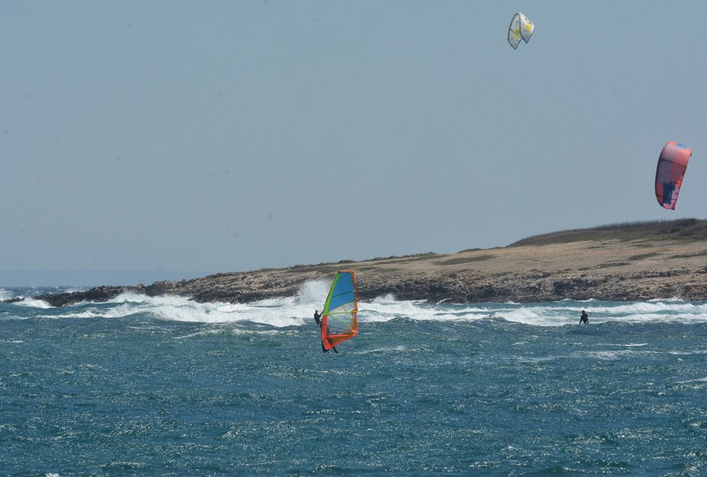 Surferi i kitesurferi u uvali Kuje u Ližnjanu (Danilo MEMEDOVIĆ)